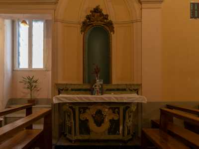 ..., e incrociamo due altarini in pietra dipinti a effetto marmo. Al di sopra vi sono due nicchie prive di statue...